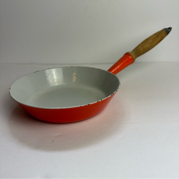 Vintage Le Creuset Cast Iron Enamel #24 ORANGE Skillet Pan & Wooden Handle - Picture 13 of 13